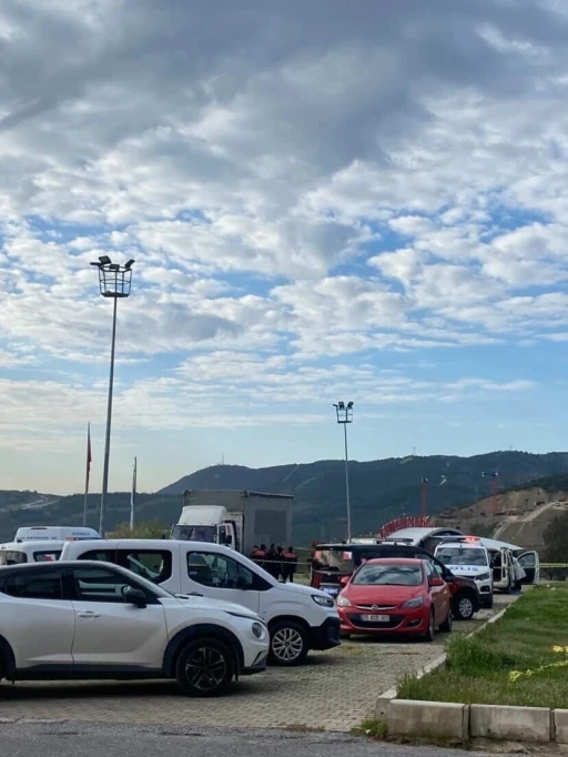 Otomobil i&ccedil;inde kanlı veda: Kadın &ouml;ld&uuml;, ş&uuml;pheli ağır yaralı
