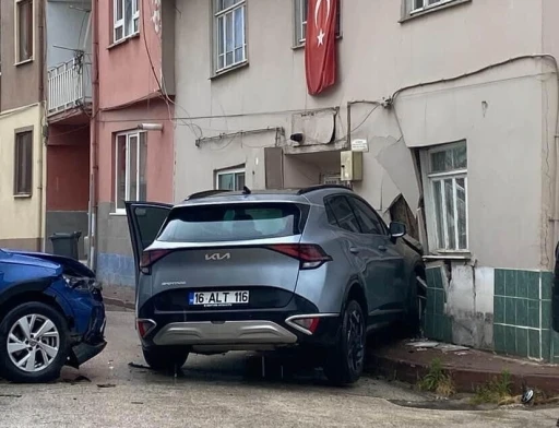 Otomobil ile &ccedil;arpışan cip eve girdi
