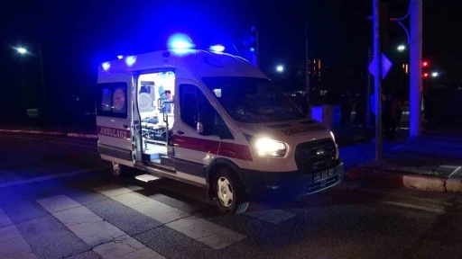 Otomobil ile &ccedil;arpışan hafif ticari ara&ccedil; yan yattı
