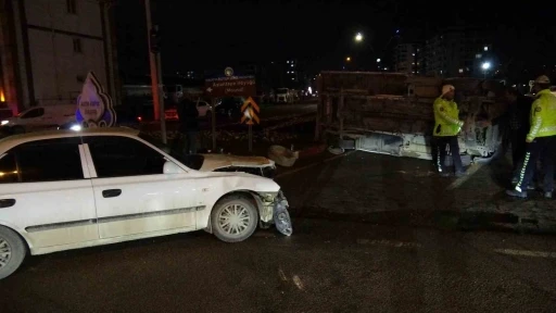 Otomobil ile &ccedil;arpışan kamyonet devrildi: 1 yaralı
