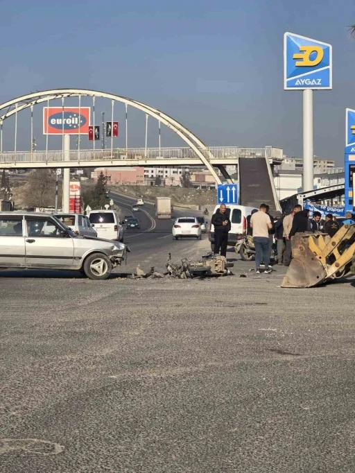 Otomobil ile &ccedil;arpışan motosiklet s&uuml;r&uuml;c&uuml;s&uuml; ağır yaralandı
