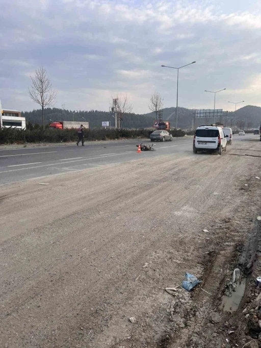 Otomobil ile &ccedil;arpışan motosikletin s&uuml;r&uuml;c&uuml;s&uuml; hayatını kaybetti
