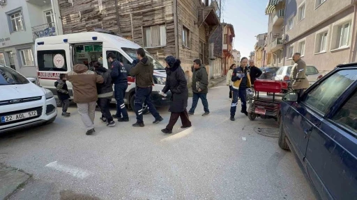 Otomobil ile &ccedil;arpışan motosiklette kadın s&uuml;r&uuml;c&uuml; ile yanındaki 2 &ccedil;ocuk yaralandı
