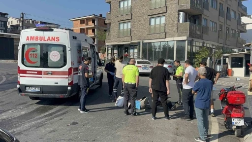 Otomobil ile &ccedil;arpışan motosikletteki 2 kişi yaralandı
