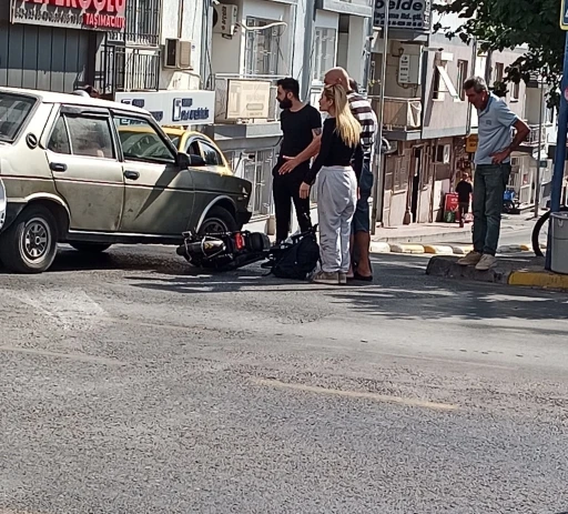 Otomobil ile elektrikli bisiklet çarpıştı: 2 yaralı
