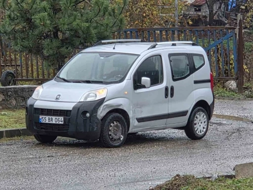 Otomobil ile hafif ticari ara&ccedil; &ccedil;arpıştı: 2 yaralı
