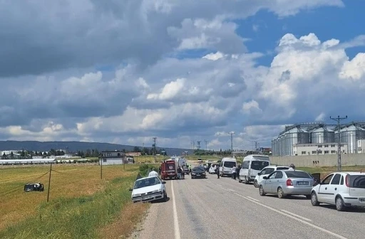 Otomobil ile hafif ticari ara&ccedil; &ccedil;arpıştı: 3 yaralı
