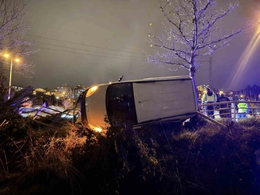 Otomobil ile hafif ticari ara&ccedil; &ccedil;arpıştı: 3 yaralı
