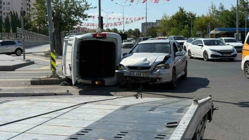 Otomobil ile hafif ticari araç çarpıştı, sürücüler hafif yaralandı
