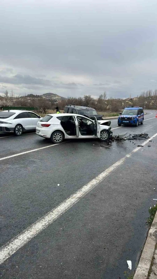 Otomobil ile hafif ticari ara&ccedil; kafa kafaya &ccedil;arpıştı: 4 yaralı
