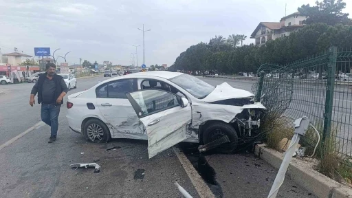 Otomobil ile hafif ticari aracın kazası güvenlik kamerasında: 2 yaralı
