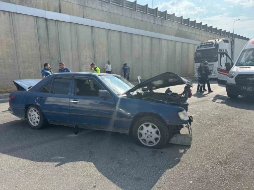 Otomobil ile kamyon çarpıştı: 5 yaralı
