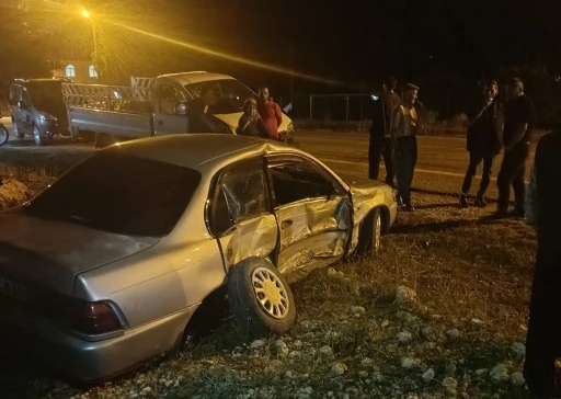 Otomobil ile kamyonet &ccedil;arpıştı: 2 yaralı
