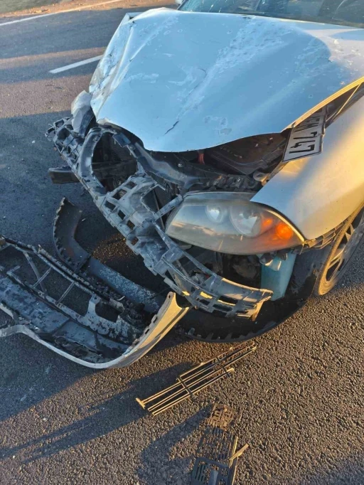 Otomobil ile kamyonet &ccedil;arpıştı: 5 yaralı
