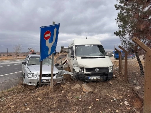 Otomobil ile minib&uuml;s &ccedil;arpıştı: 7 yaralı
