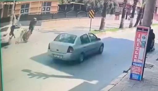 Otomobil ile motosiklet &ccedil;arpıştı, 1 kişi yaralandı: O anlar kamerada
