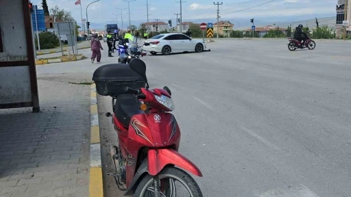 Otomobil ile motosiklet &ccedil;arpıştı: 1 yaralı
