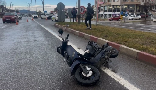 Otomobil ile motosiklet &ccedil;arpıştı: 2 ağır yaralı
