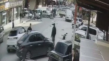 Otomobil ile motosiklet çarpıştı, 2 kişi yaralandı: Kaza anı kamerada
