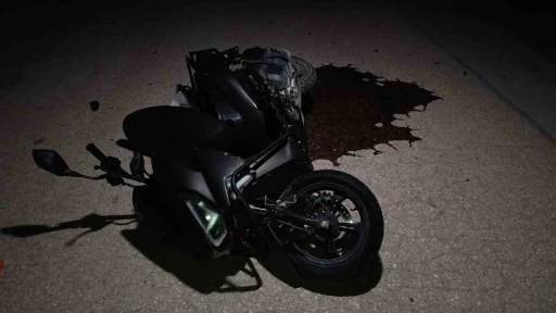 Otomobil ile motosiklet kafa kafaya çarpıştı: 1’i ağır 2 yaralı
