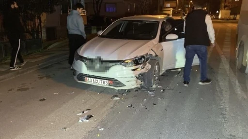 Otomobil ile motosiklet kafa kafaya &ccedil;arpıştı: 2 yaralı
