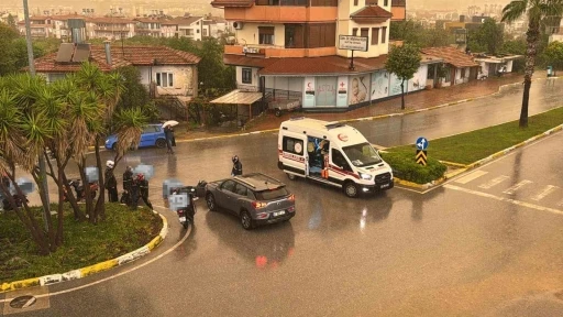 Otomobil ile motosikletin &ccedil;arpışma anı kamerada: 1 yaralı
