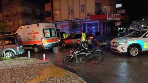 Otomobil ile motosikletin &ccedil;arpışma anı kamerada: 1 yaralı
