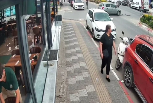 Otomobil ile motosikletin çarpıştığı kaza kamerada
