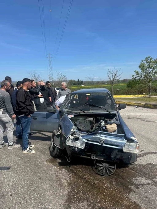 Otomobil ile otob&uuml;s &ccedil;arpıştı: 1 yaralı
