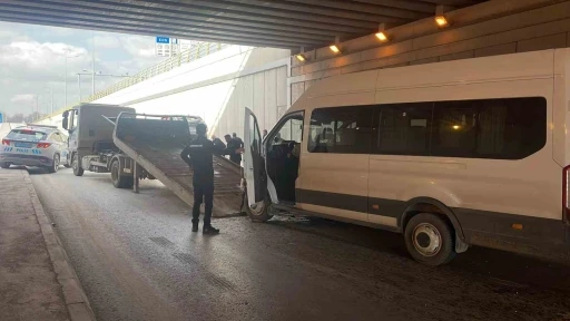 Otomobil ile servis aracı &ccedil;arpıştı: 5 yaralı
