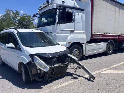 Otomobil ile tır çarpıştı: 2 yaralı
