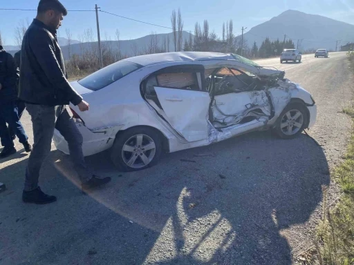 Otomobil ile trakt&ouml;r &ccedil;arpıştı; 3 yaralı
