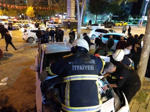 Otomobil, iş yeri merdivenine çarptı: 4 yaralı
