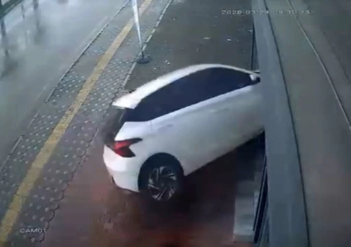 Otomobil iş yerinin vitrininden i&ccedil;eri girdi
