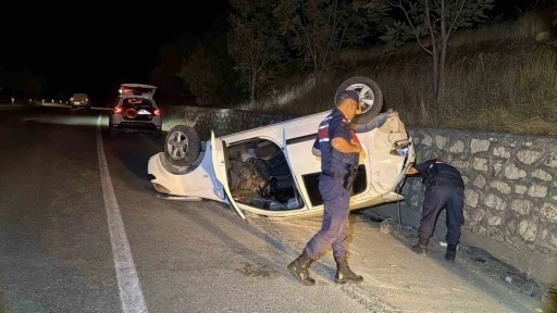 Otomobil İstinat duvarına &ccedil;arparak takla attı: 2 yaralı

