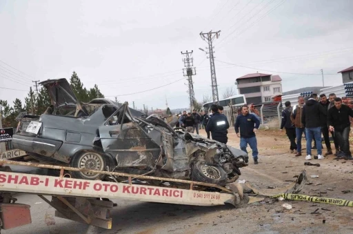Otomobil kağıt gibi ezildi: 3 ölü, 3 yaralı
