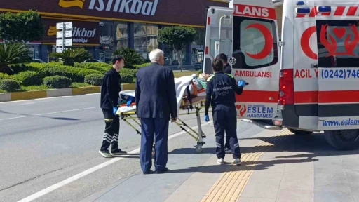 Otomobil kaldırım taşına &ccedil;arptı: 1 yaralı
