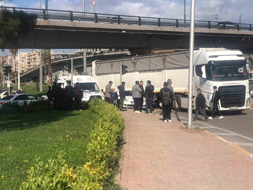 Otomobil kaldırımdaki &ouml;ğrencilere &ccedil;arptı: 2 yaralı
