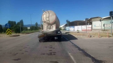 Otomobil kamyona arkadan çarptı: 2 ölü, 1 yaralı
