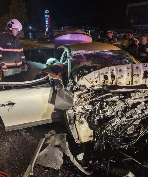 Otomobil kamyona &ccedil;arptı: 1 &ouml;l&uuml;, 1 yaralı
