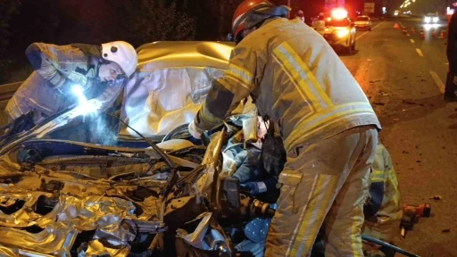 Otomobil kamyonun altına girdi, sürücü ağır yaralandı
