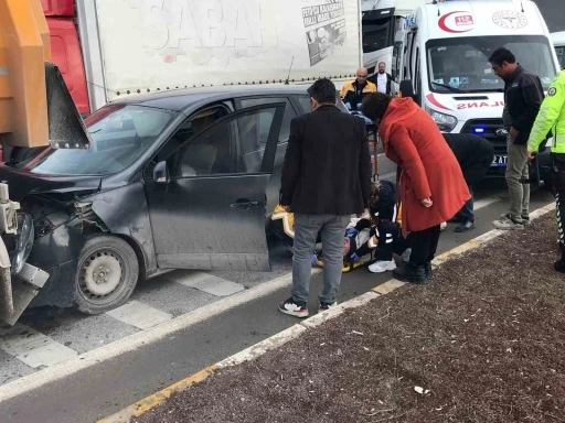 Otomobil, kırmızı ışıkta bekleyen tıra &ccedil;arptı: 1 yaralı
