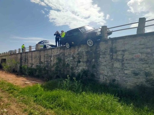 Otomobil köprüde asılı kaldı
