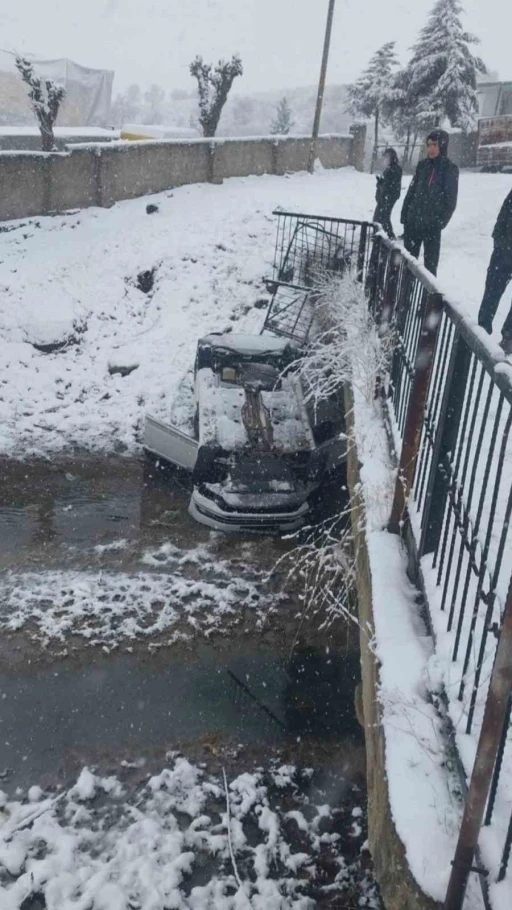 Otomobil k&ouml;pr&uuml;den d&uuml;şt&uuml;: 2 yaralı
