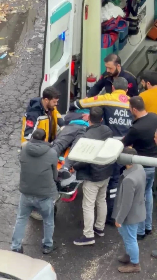 Otomobil motokuryeye &ccedil;arptı: 1 yaralı
