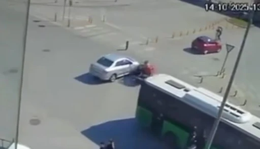 Otomobil motosiklet ile çarpıştığı kaza güvenlik kamerasına yansıdı
