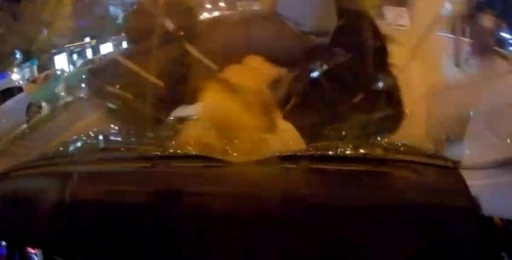 Otomobil motosiklete çarptı, 2 kişi yaralandı: Kaza anı kemarada
