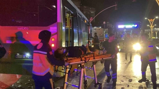 Otomobil, özel halk otobüsüne çarptı: 3 yaralı
