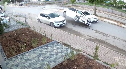 Otomobil park halindeki araca çarptı: 1 yaralı
