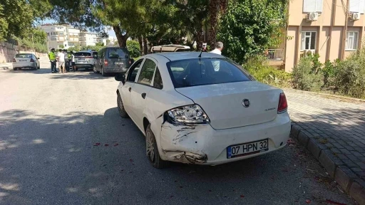 Otomobil, park halindeki araca &ccedil;arptı: 1 yaralı
